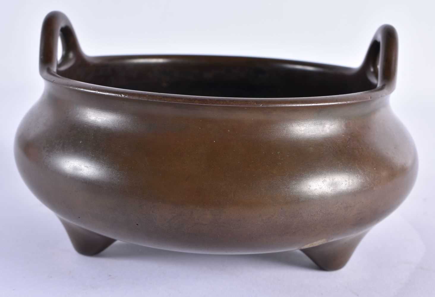 A RARE CHINESE QING DYNASTY TWIN HANDLED BRONZE CENSER bearing unusual studio mark to base. 2378 - Image 6 of 27