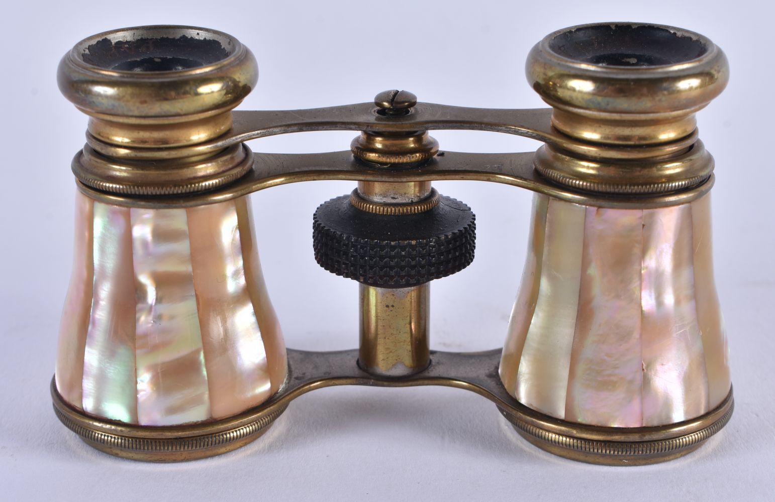 A PAIR OF MOTHER OF PEARL OPERA GLASSES. 9 cm x 6 cm. - Image 2 of 4