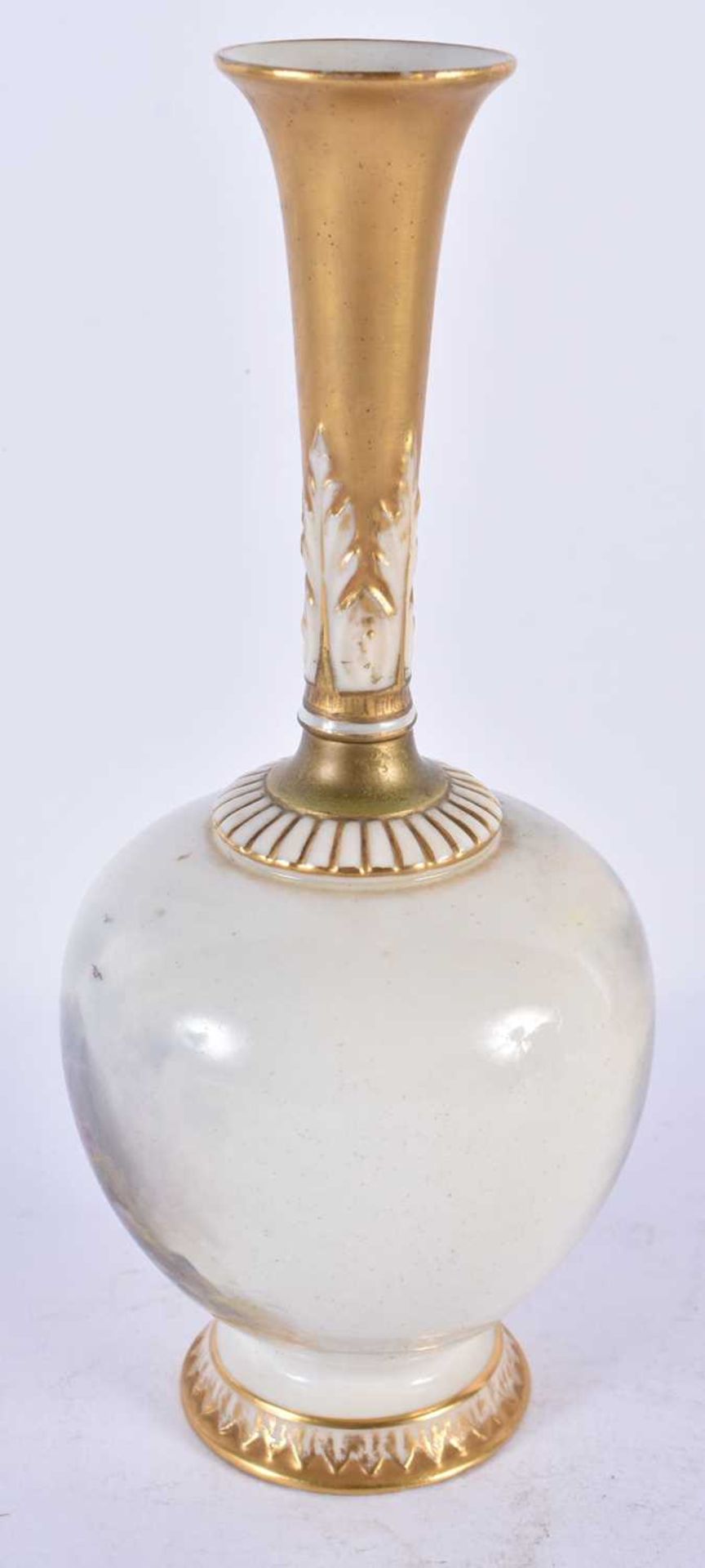 A ROYAL WORCESTER PORCELAIN VASE by Harry Stinton. 23 cm high. - Image 3 of 6