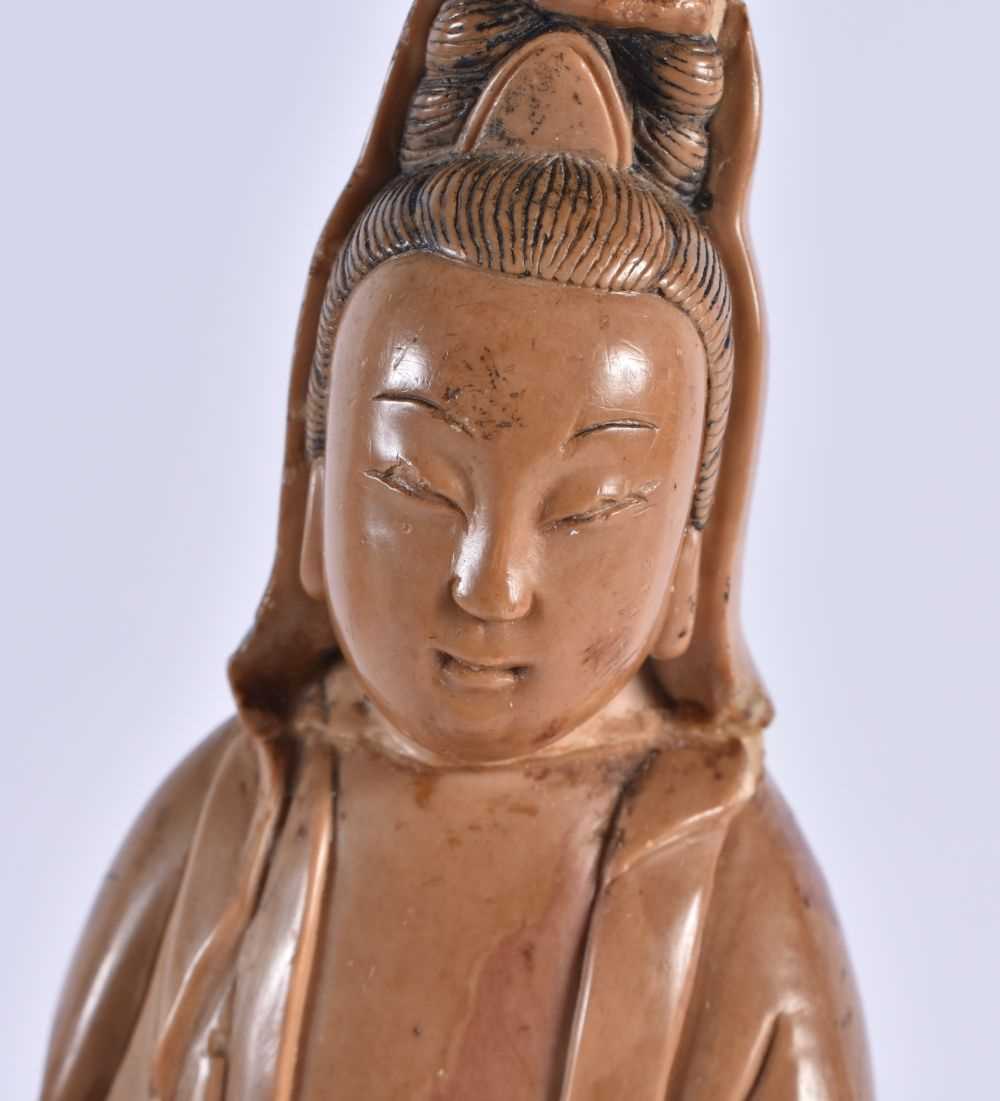 A LATE 18TH/19TH CENTURY CHINESE CARVED SOAPSTONE FIGURE OF AN IMMORTAL Late Qianlong/Jiaqing. 23. - Image 2 of 7