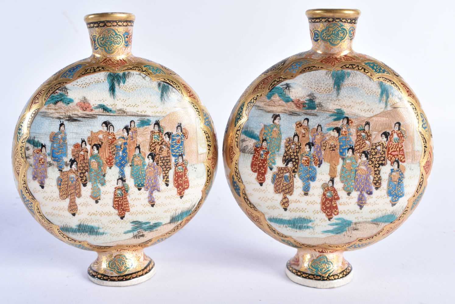 A PAIR OF 19TH CENTURY JAPANESE MEIJI PERIOD SATSUMA MOON FLASKS by Shimazu, painted with numerous - Image 5 of 7