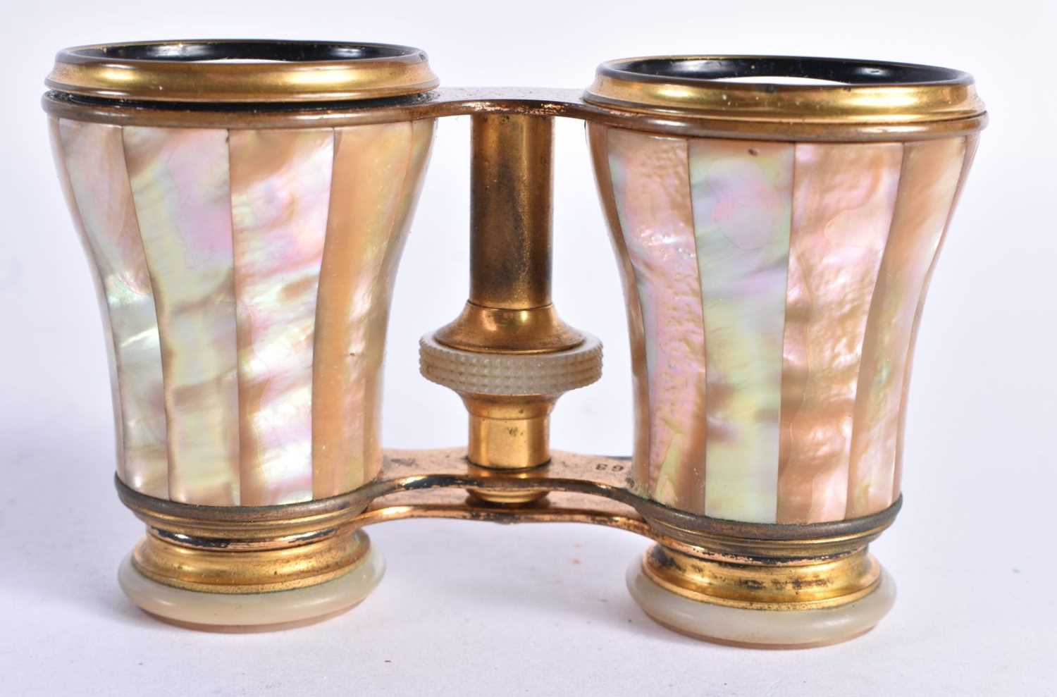 A CASED PAIR OF MOTHER OF PEARL OPERA GLASSES 9.5 11cm extended - Bild 3 aus 5