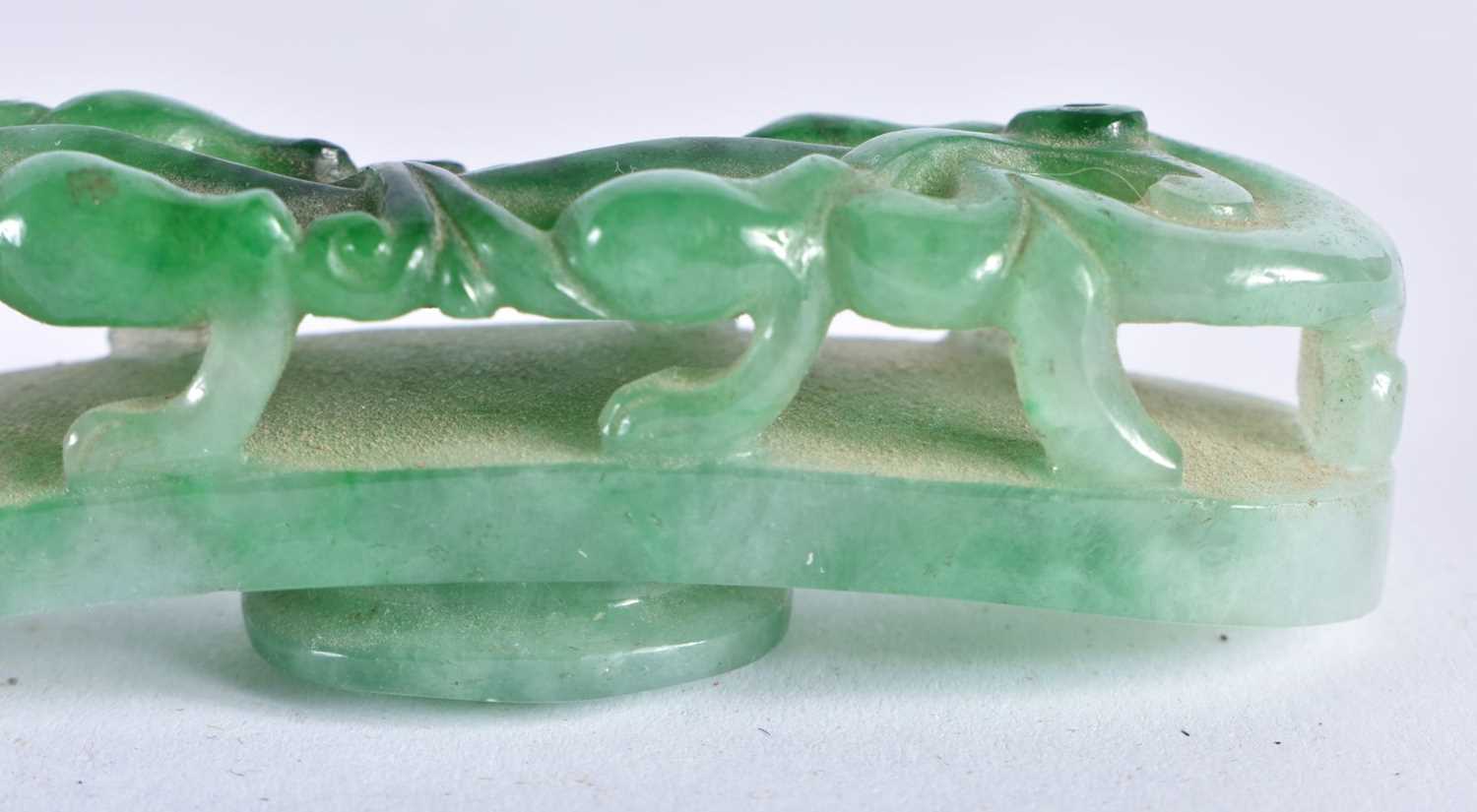 A FINE 19TH CENTURY CHINESE CARVED JADEITE BELT HOOK Qing. 10 cm long. - Image 4 of 28