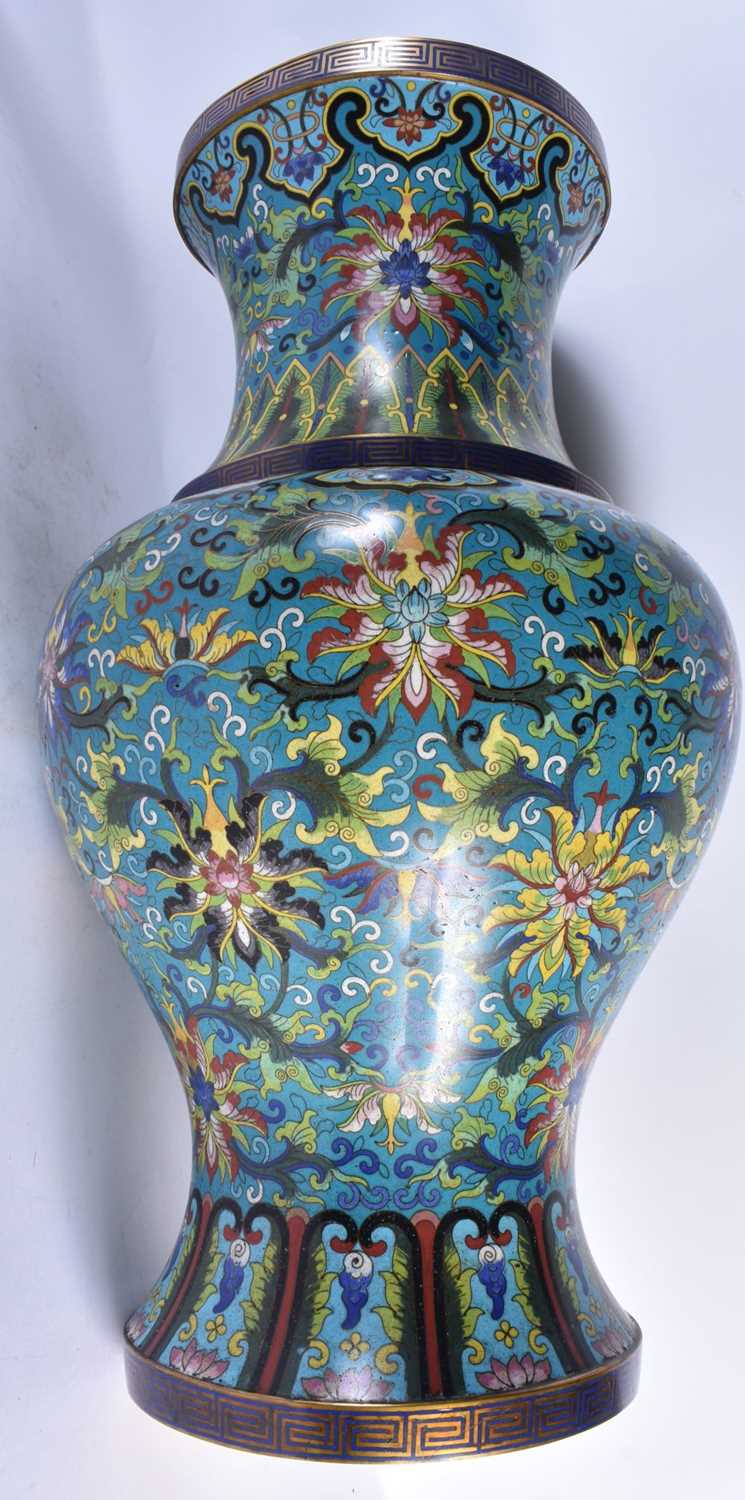 A VERY LARGE EARLY 20TH CENTURY CHINESE CLOISONNE ENAMEL VASE Late Qing/Republic, decorated with - Image 5 of 8