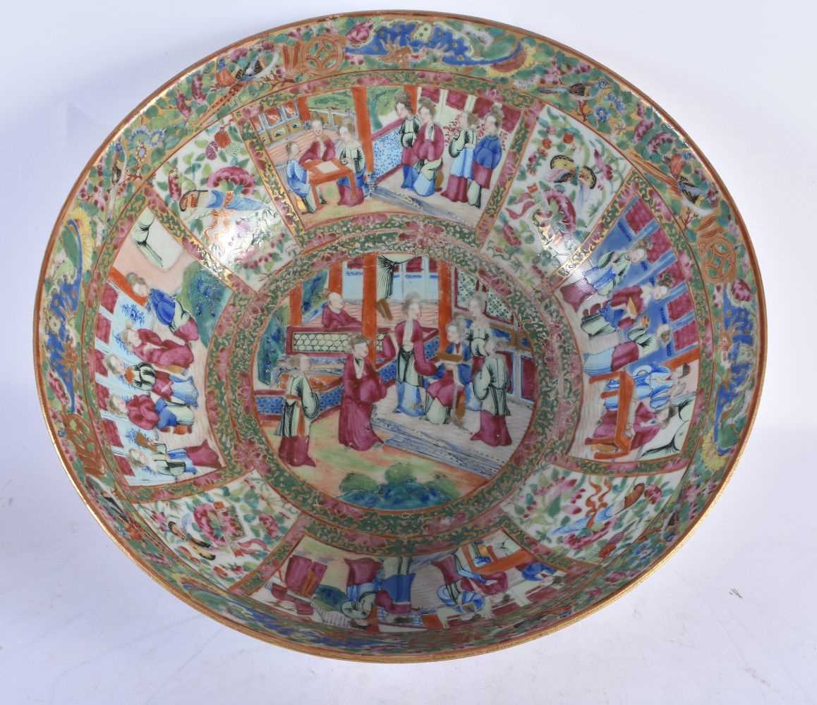A LARGE 19TH CENTURY CHINESE CANTON FAMILLE ROSE PORCELAIN BOWL Qing. 28 cm diameter. - Image 2 of 16