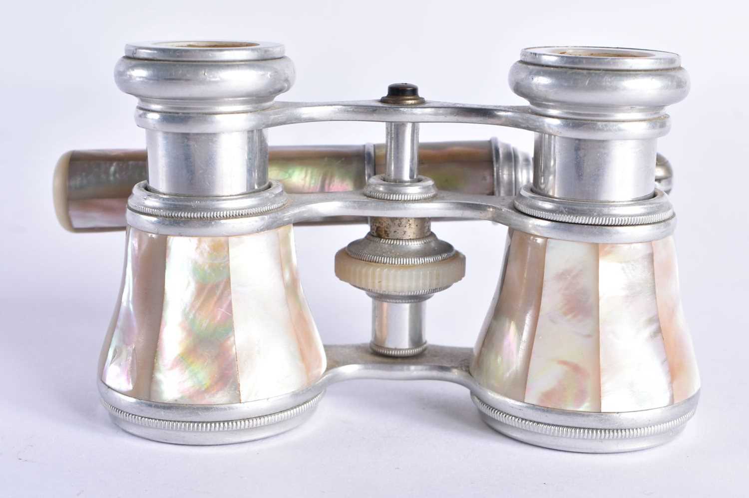 A PAIR OF MOTHER OF PEARL OPERA GLASSES 6 x 19cm extended - Bild 3 aus 5