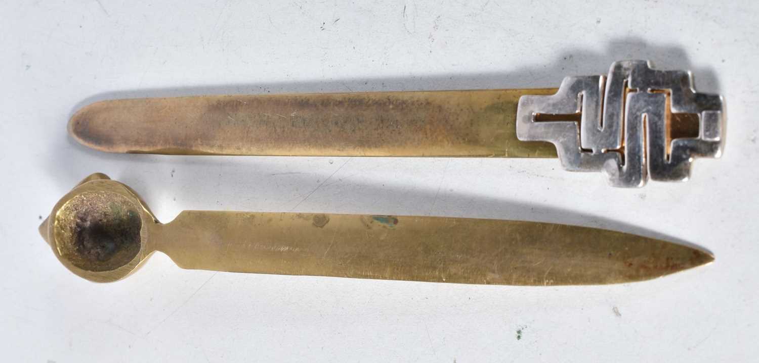 Two Brass Letter Openers. 1 with Silver Mount marked 925. Largest 18.3cm x 2.6cm, total weight - Bild 2 aus 3