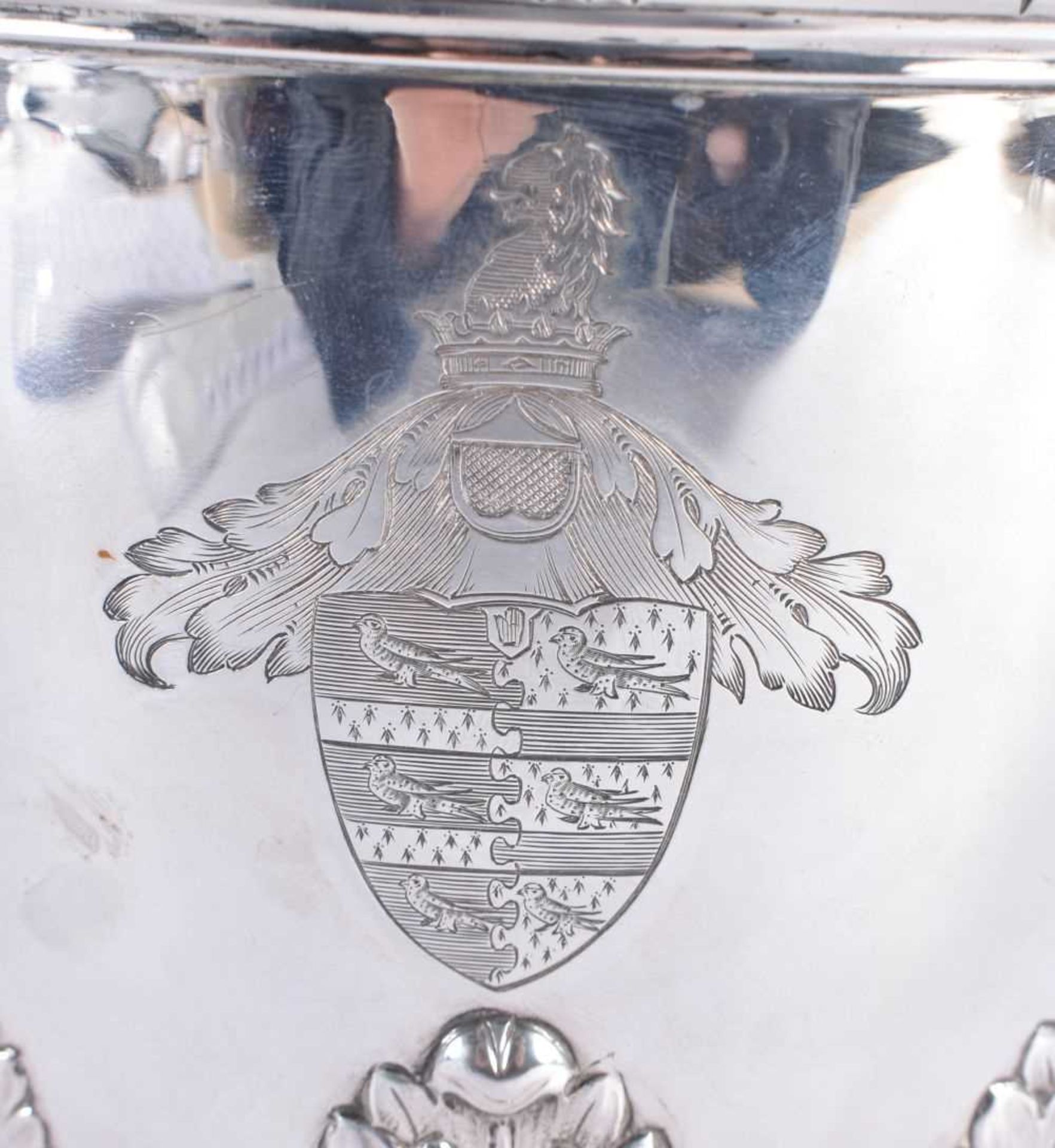 A FINE EARLY 20TH CENTURY ENGLISH SILVER TWIN HANDLED ARMORIAL VASE AND COVER by D & J Welby Ltd. - Image 2 of 7