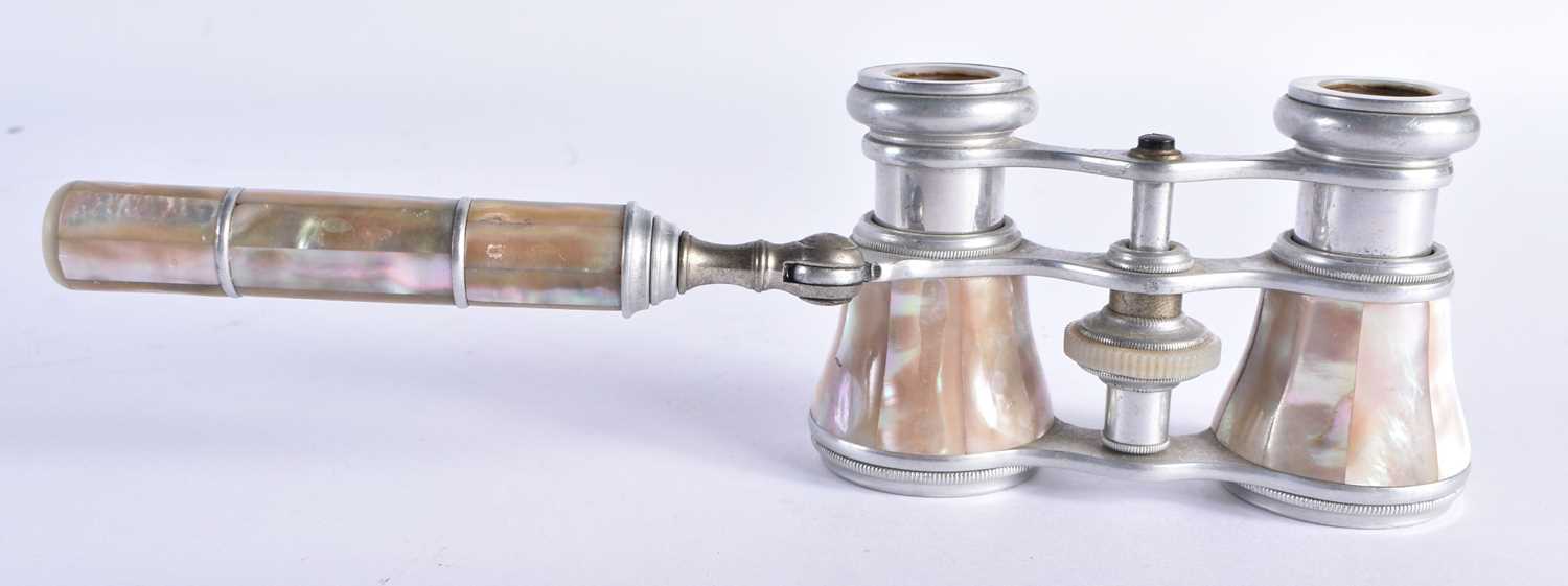 A PAIR OF MOTHER OF PEARL OPERA GLASSES 6 x 19cm extended