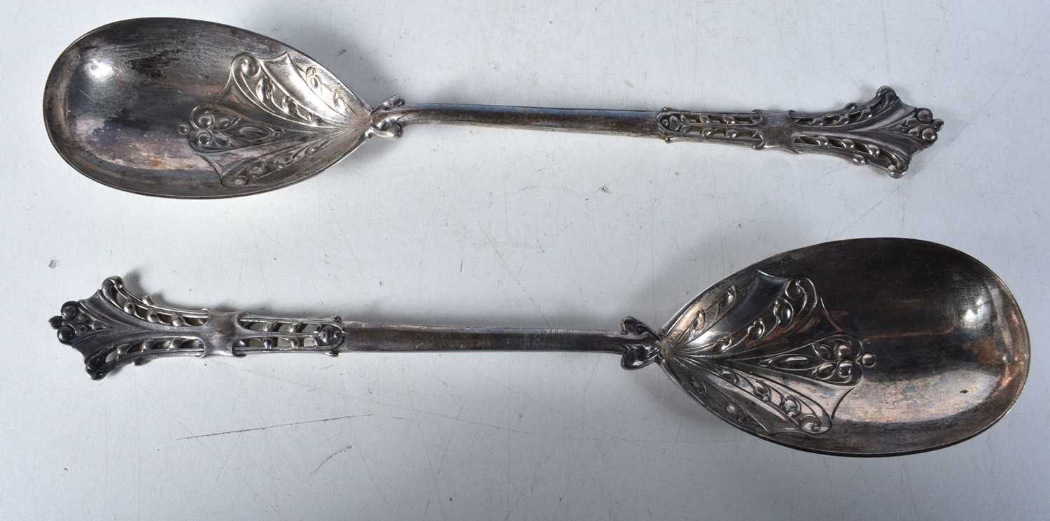 An Edwardian Cased Set of Silver Serving Spoons by James Deakin & Sons. Hallmarked Sheffield 1908. - Bild 2 aus 4