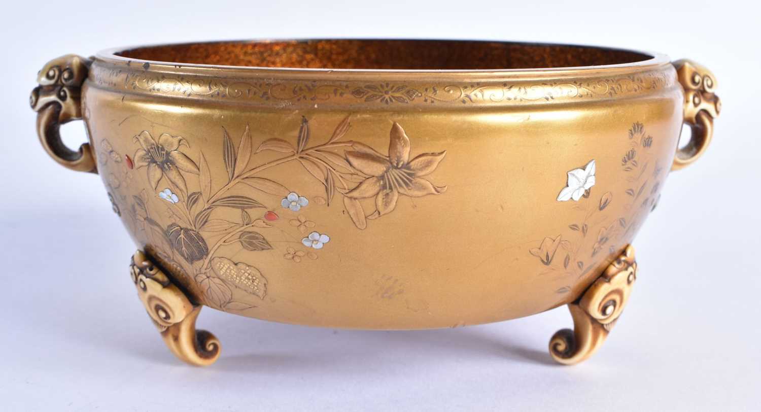 A 19TH CENTURY JAPANESE MEIJI PERIOD GOLD LACQUER SHIBAYAMA INLAID CIRCULAR CENSER decorated with - Image 5 of 25