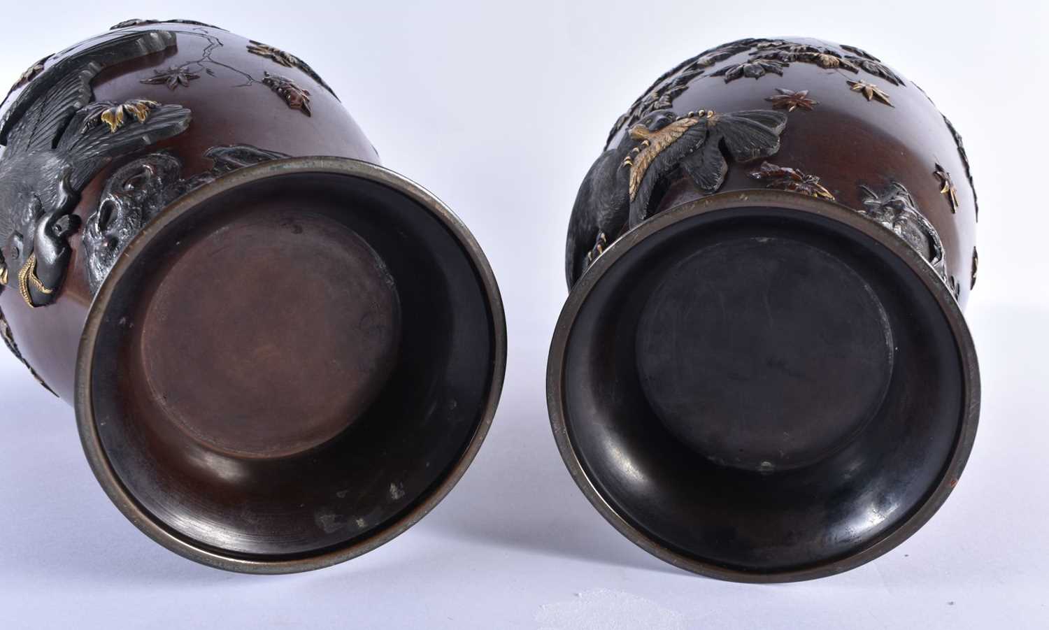 A VERY FINE PAIR OF 19TH CENTURY JAPANESE MEIJI PERIOD GOLD ONLAID BRONZE VASES Attributed to Suzuki - Image 11 of 11