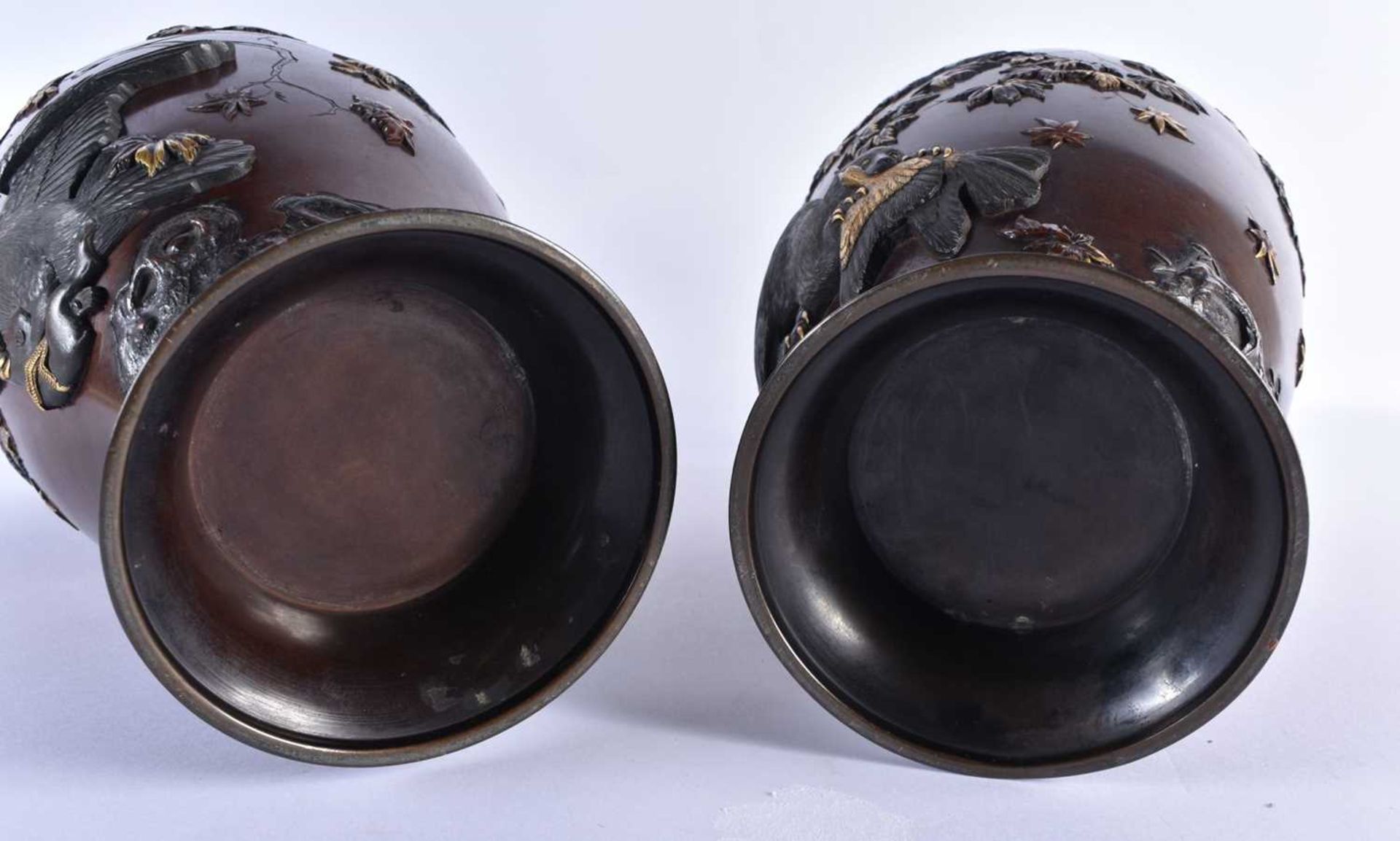 A VERY FINE PAIR OF 19TH CENTURY JAPANESE MEIJI PERIOD GOLD ONLAID BRONZE VASES Attributed to Suzuki - Image 11 of 11