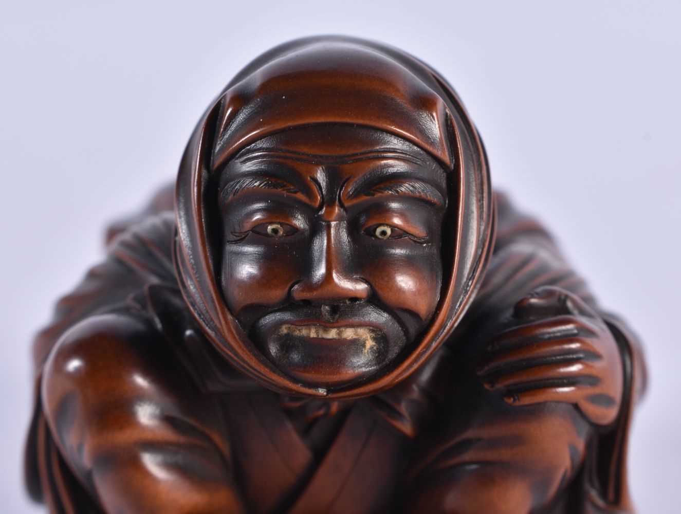 A FINE 19TH CENTURY JAPANESE CARVED BOXWOOD NETSUKE OF A SEATED MALE wonderfully carved squatting - Image 2 of 8