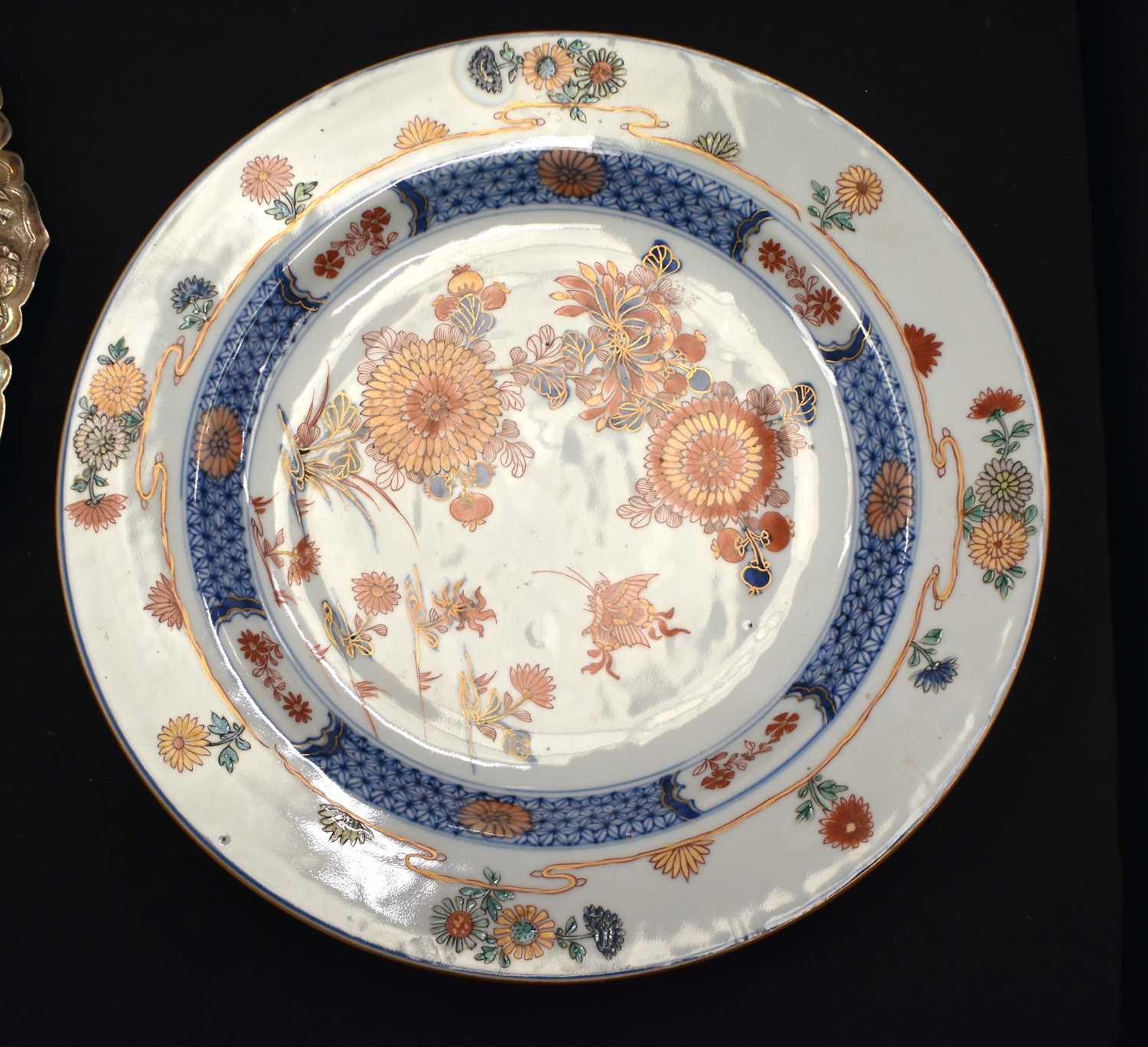 A LARGE PAIR OF LATE 17TH/18TH CENTURY CHINESE FAMILLE VERTE AND IMARI PORCELAIN DISHES Kangxi, - Image 14 of 23