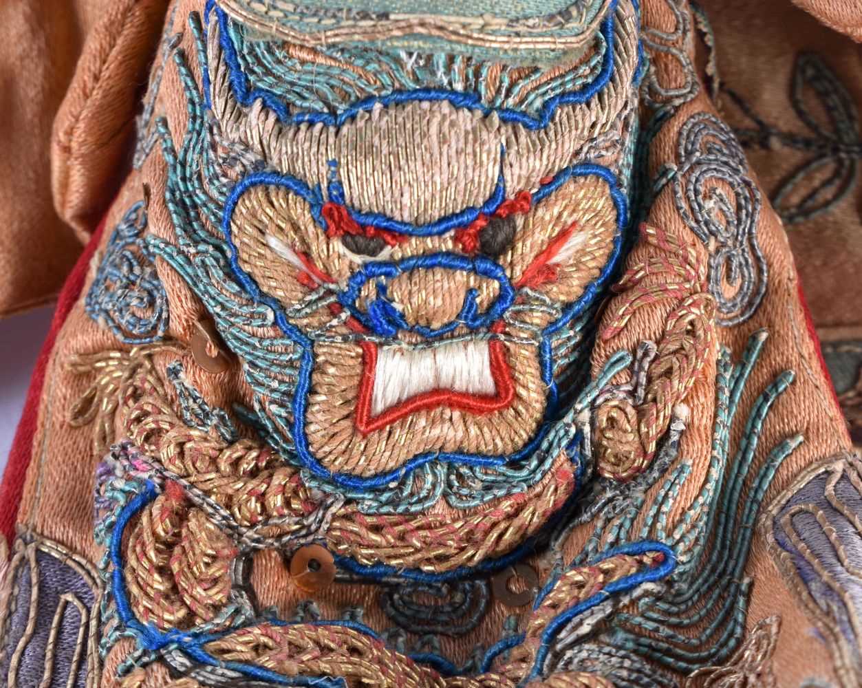 A 19TH CENTURY CHINESE SILK EMBROIDERED THEATRE DOLL Qing. 27 cm high. - Image 3 of 4