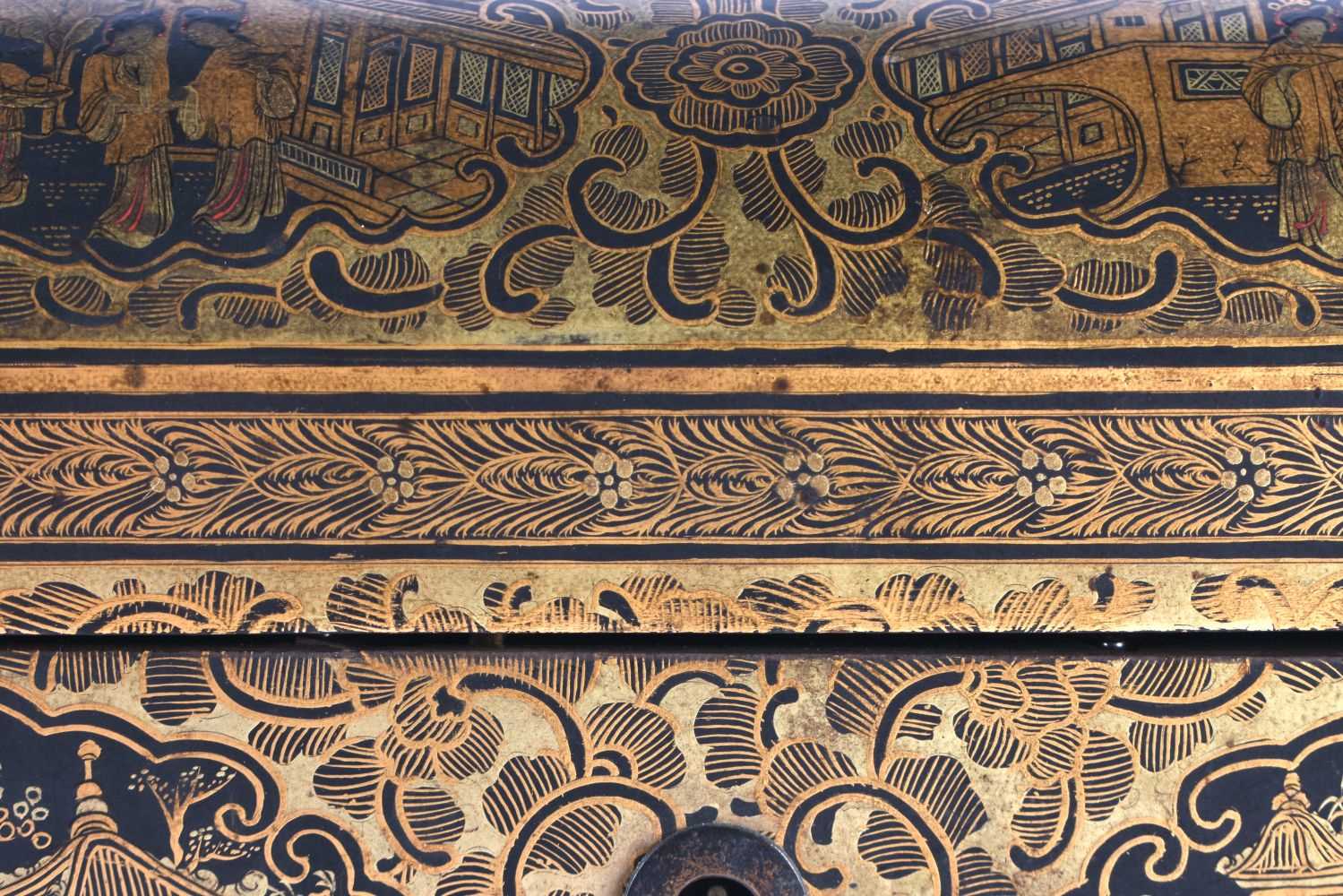 A FINE LATE 18TH/19TH CENTURY CHINESE EXPORT BLACK AND GOLD LACQUER SEWING CASKET Mid Qing, - Image 3 of 13