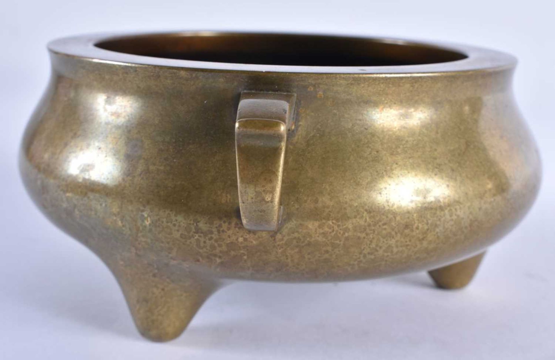 A LOVELY 18TH CENTURY CHINESE TWIN HANDLED BRONZE CENSER bearing Xuande marks to base. 1668 grams. - Image 6 of 18