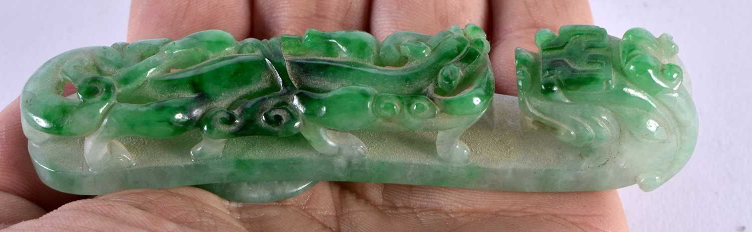 A FINE 19TH CENTURY CHINESE CARVED JADEITE BELT HOOK Qing. 10 cm long. - Image 15 of 28