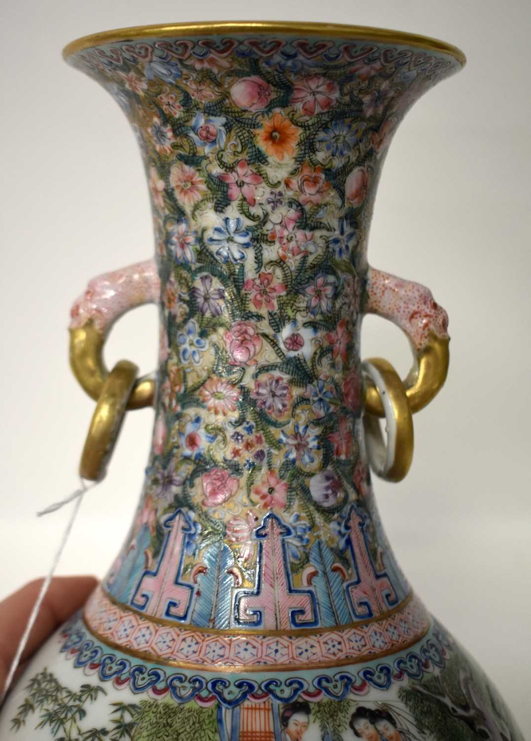 A FINE LARGE EARLY 20TH CENTURY CHINESE FAMILLE ROSE PORCELAIN TWIN HANDLED VASE Late Qing/Republic, - Image 12 of 24