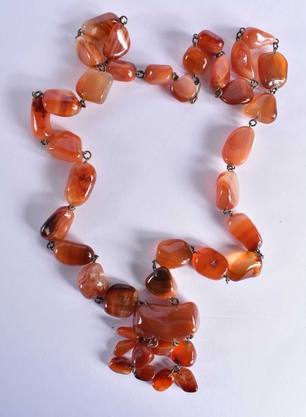 An Agate Necklace together with an Agate Bangle. Necklace 74cm long, total weight 165g. (2) - Image 4 of 5