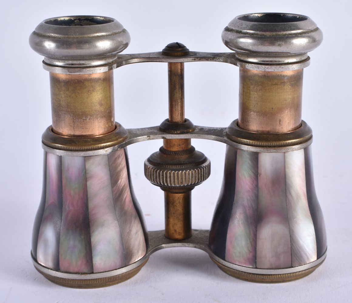 A PAIR OF MOTHER OF PEARL OPERA GLASSES. 9 cm x 6 cm.