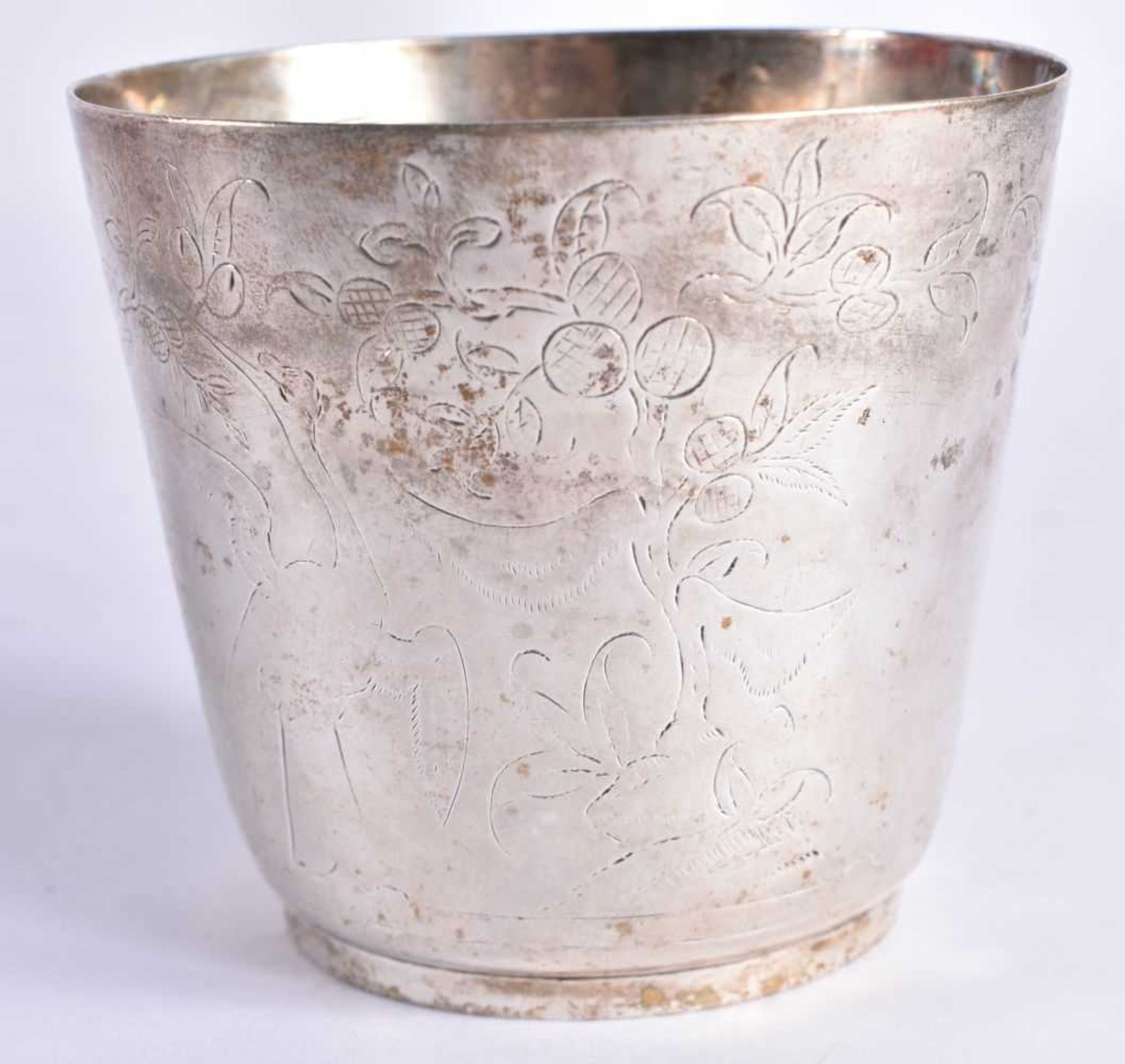 AN EARLY CONTINENTAL CHINOSERIE ENGRAVED SILVER BEAKER. 117 grams. 7.75 cm x 7 cm. - Image 3 of 5
