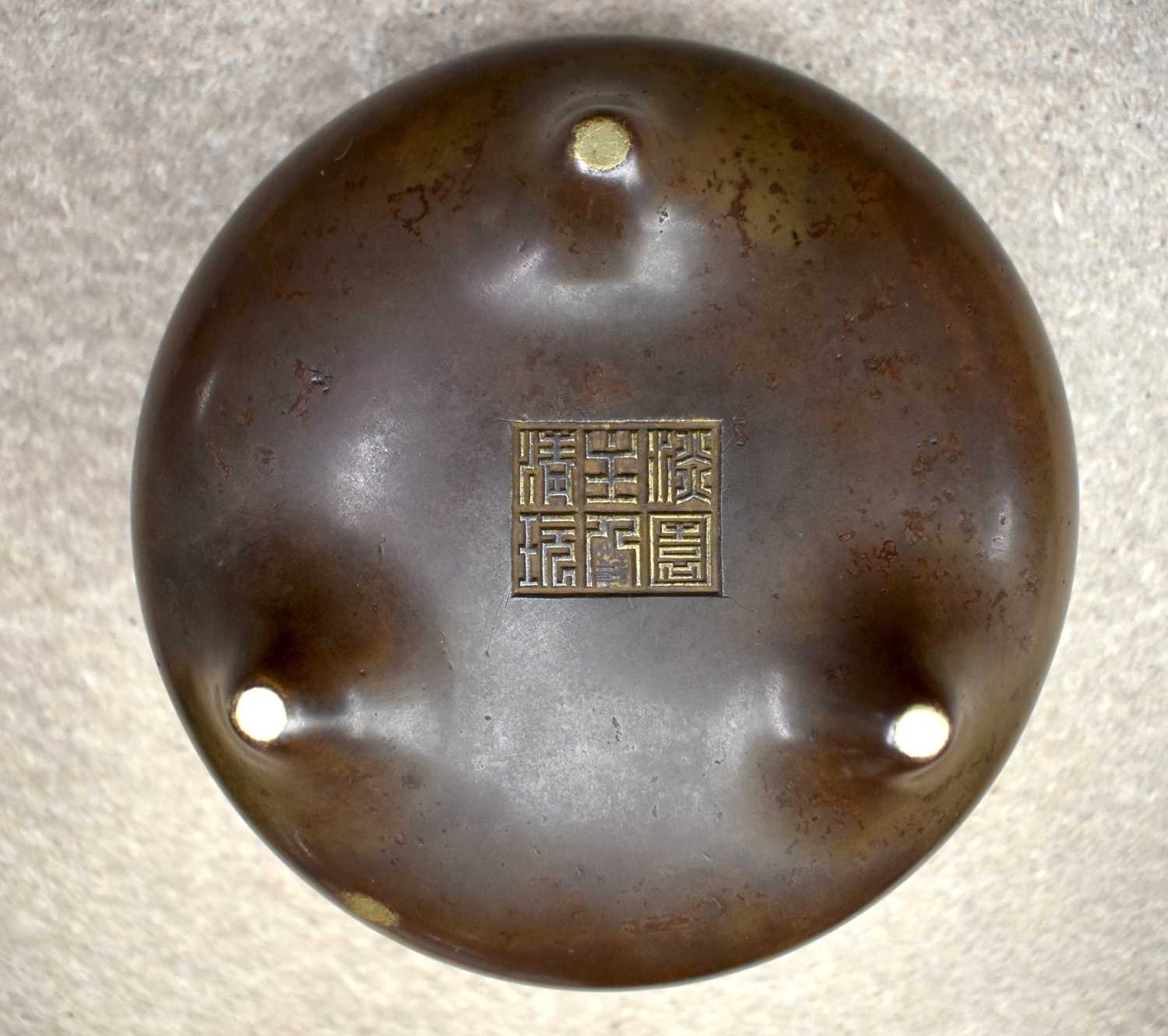 A RARE CHINESE QING DYNASTY TWIN HANDLED BRONZE CENSER bearing unusual studio mark to base. 2378 - Image 17 of 27