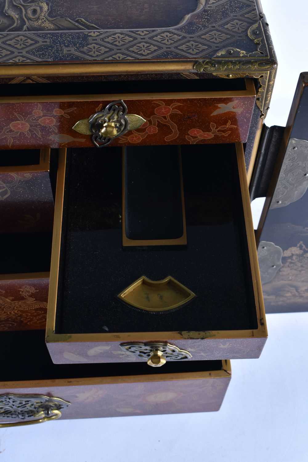 A VERY FINE 18TH/19TH CENTURY JAPANESE EDO PERIOD LACQUERED TABLE CABINET by Tsurushita Chouji, upon - Bild 19 aus 32