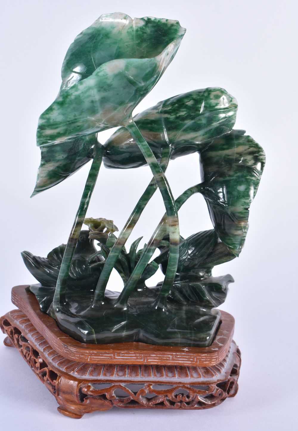 A LARGE EARLY 20TH CENTURY CHINESE CARVED JADEITE FIGURE OF TWO DUCKS Late Qing/Republic, formed - Image 3 of 6