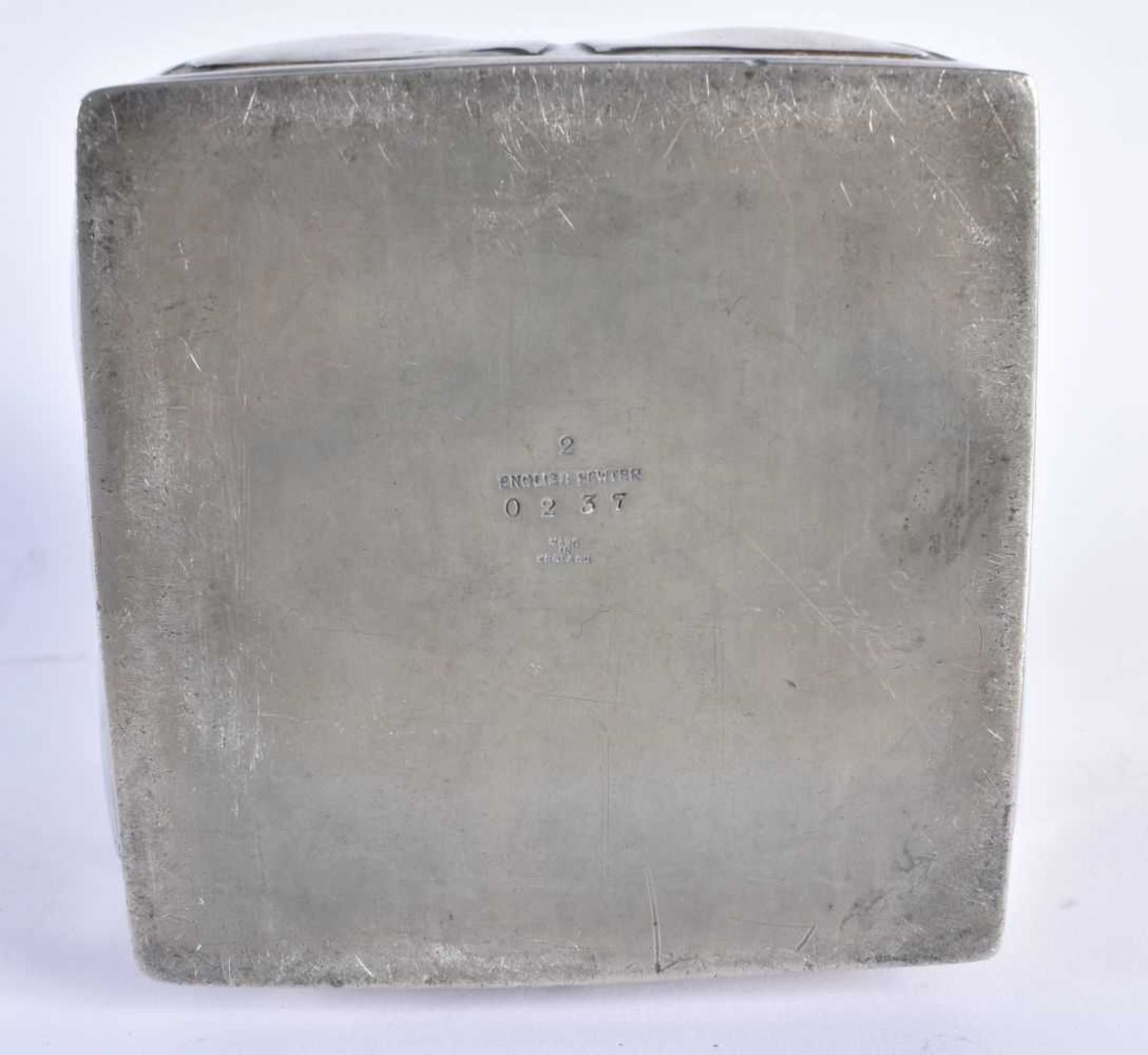 AN ART NOUVEA PEWTER BOX AND COVER Attributed to Liberty & Co (Archibald Knox) decorated with - Image 4 of 5