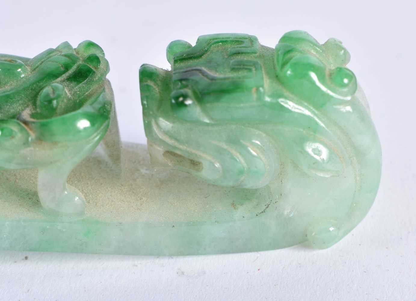 A FINE 19TH CENTURY CHINESE CARVED JADEITE BELT HOOK Qing. 10 cm long. - Image 8 of 28