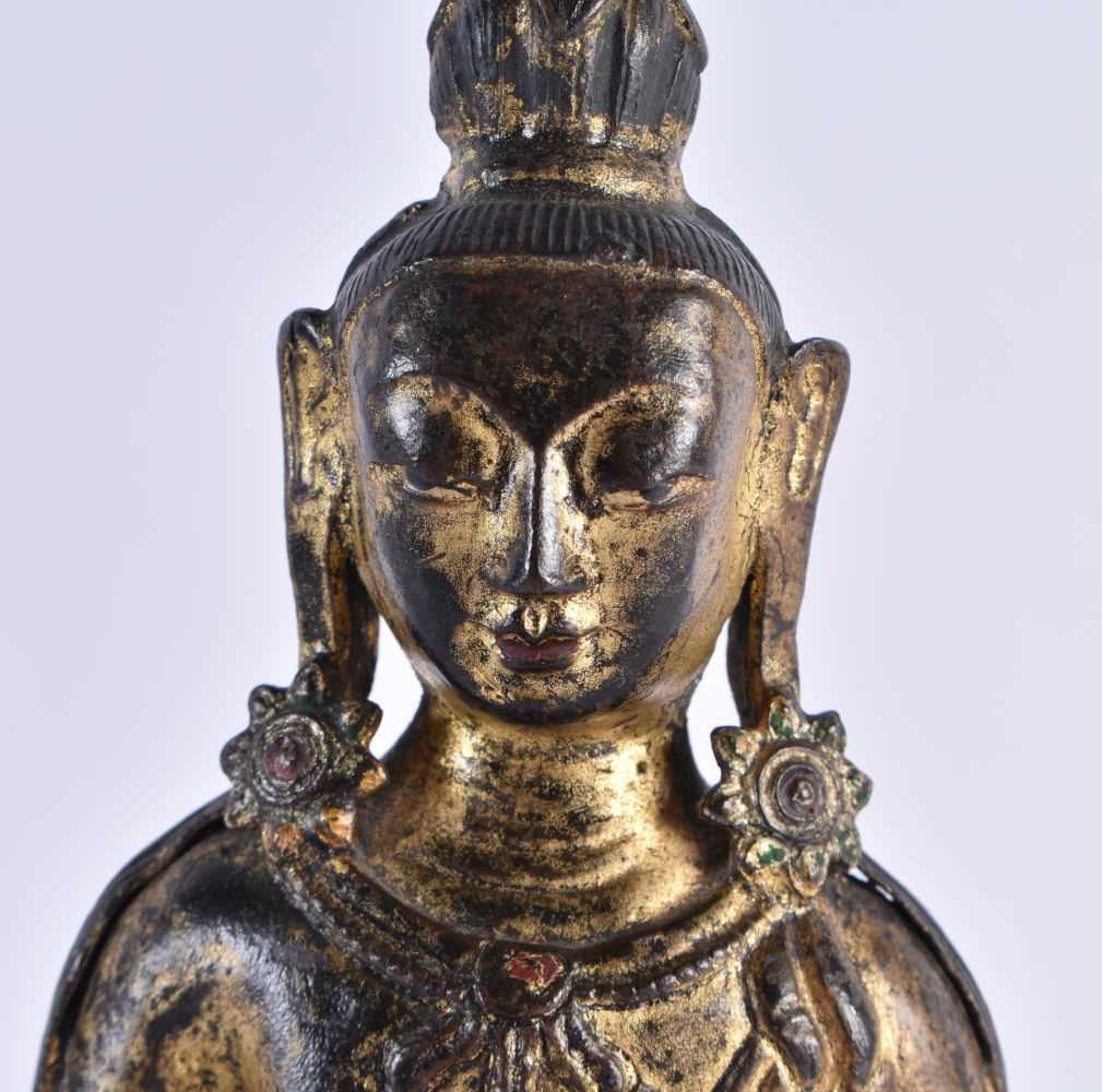 AN 18TH CENTURY CHINESE LACQUERED BRONZE FIGURE OF A BUDDHA Qianlong. 21 cm x 10 cm. - Image 2 of 7