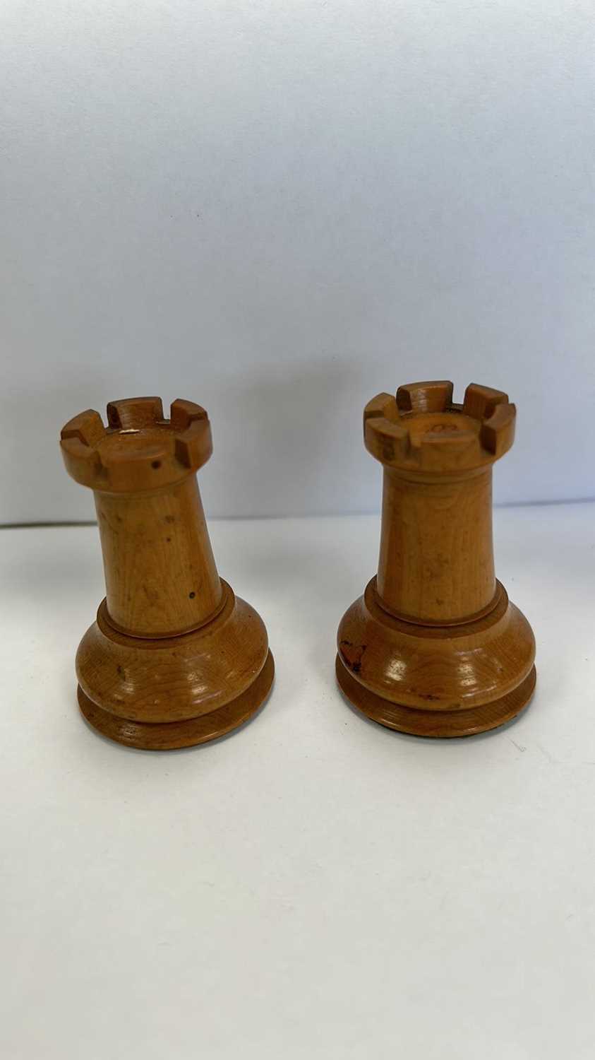 A LARGE ANTIQUE STAUNTON TYPE J JAQUES OF LONDON EBONY AND BOXWOOD CHESS SET (32 Pieces complete) - Image 13 of 44