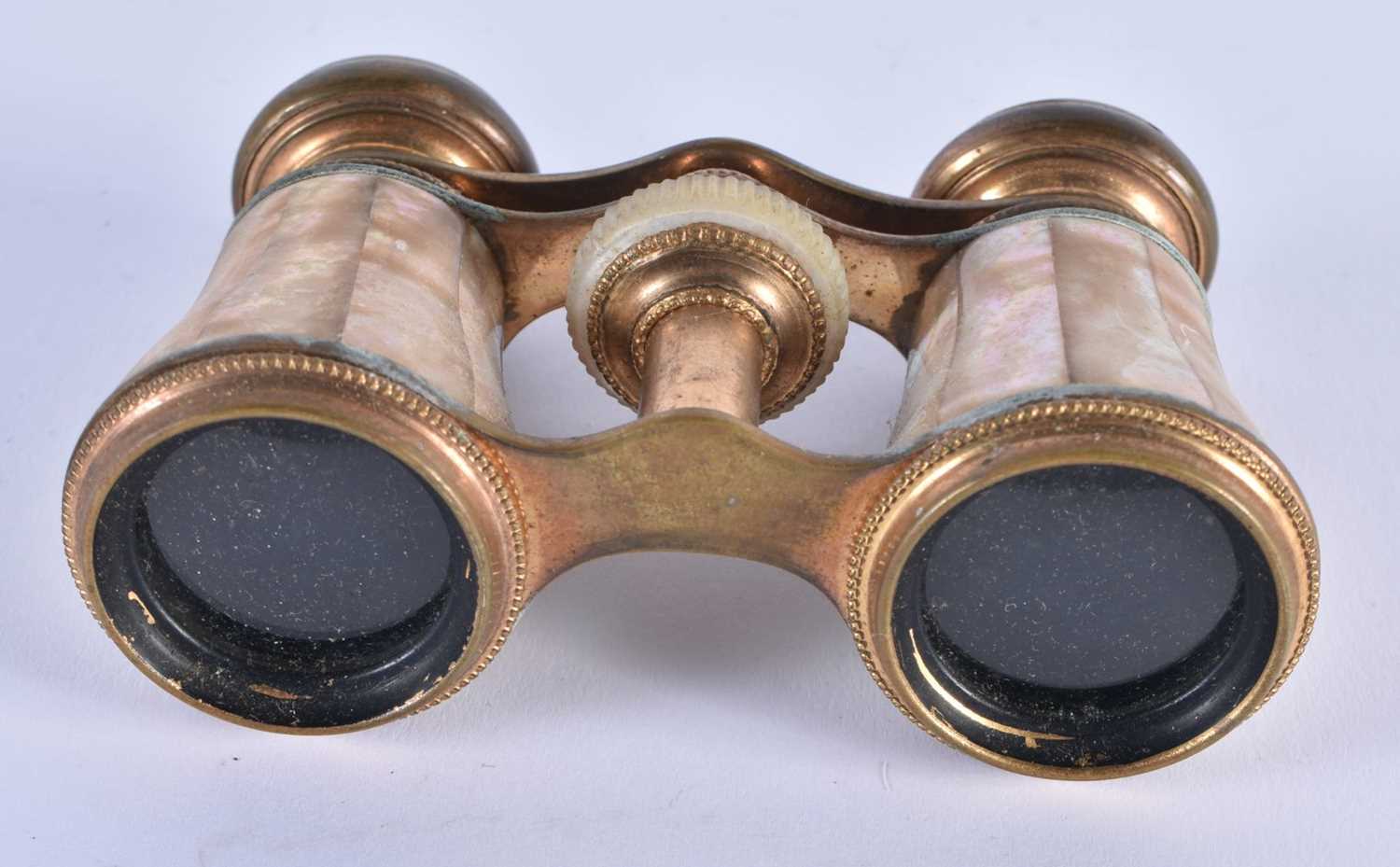 A PAIR OF MOTHER OF PEARL OPERA GLASSES. 9 cm x 8 cm extended. - Image 4 of 4