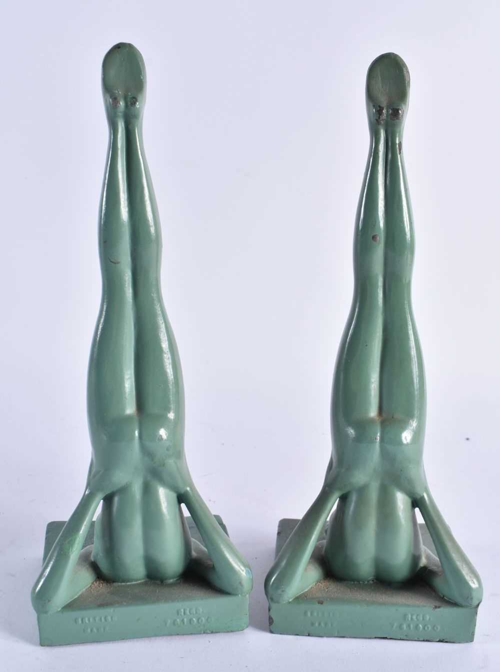 AN ART DECO FRENCH POTTERY FIGURAL ASHTRAY together with a pair of heavy painted art deco figural - Bild 7 aus 9