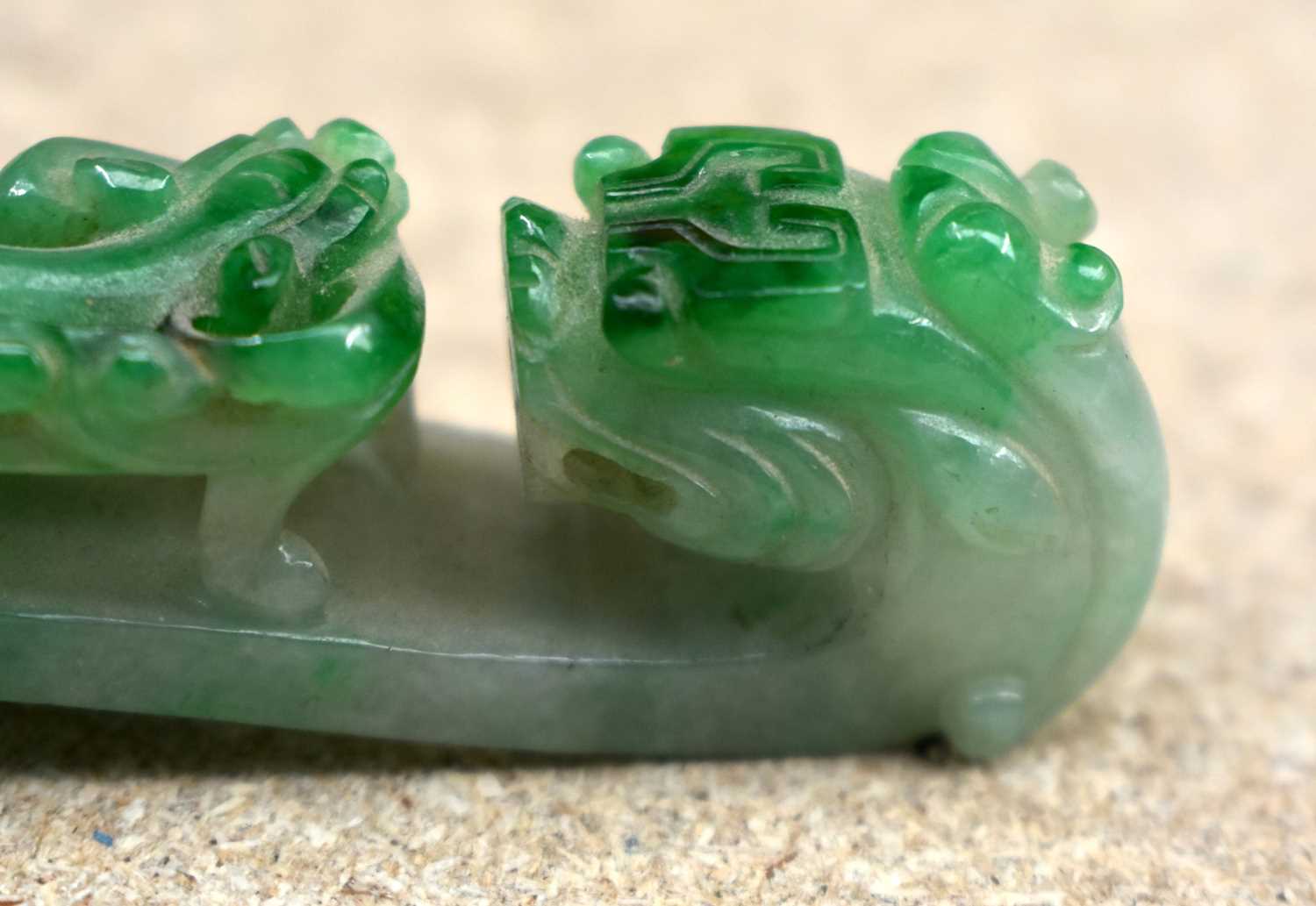 A FINE 19TH CENTURY CHINESE CARVED JADEITE BELT HOOK Qing. 10 cm long. - Image 25 of 28