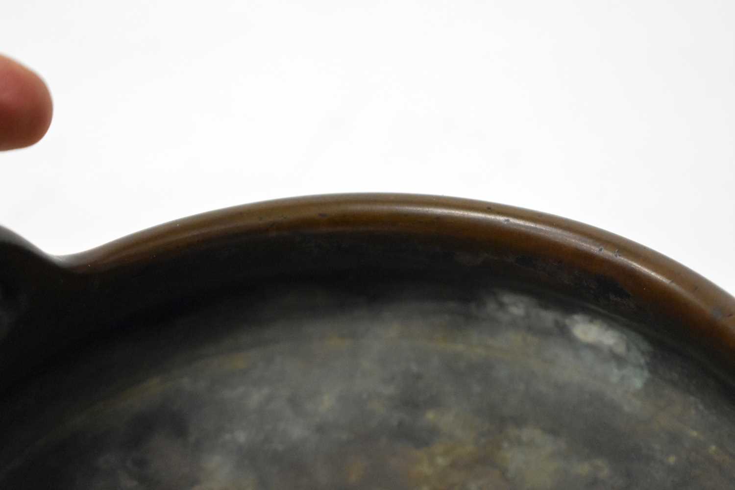 A RARE CHINESE QING DYNASTY TWIN HANDLED BRONZE CENSER bearing unusual studio mark to base. 2378 - Image 26 of 27