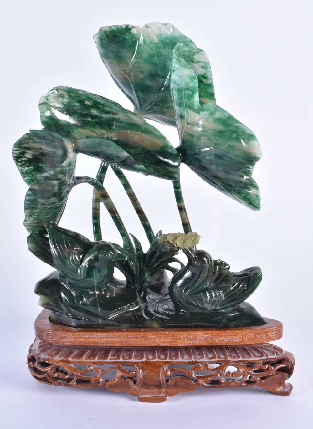 A LARGE EARLY 20TH CENTURY CHINESE CARVED JADEITE FIGURE OF TWO DUCKS Late Qing/Republic, formed - Image 2 of 6