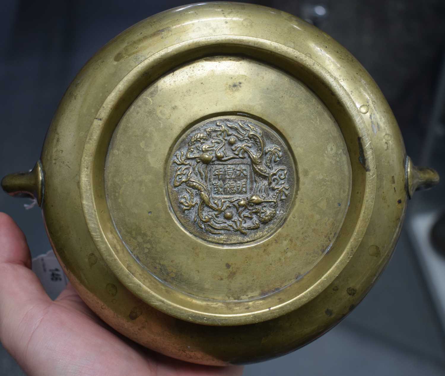 A LATE 18TH CENTURY CHINESE TWIN HANDLED BRONZE CENSER bearing Xuande marks to base. 1847 grams. - Image 15 of 17