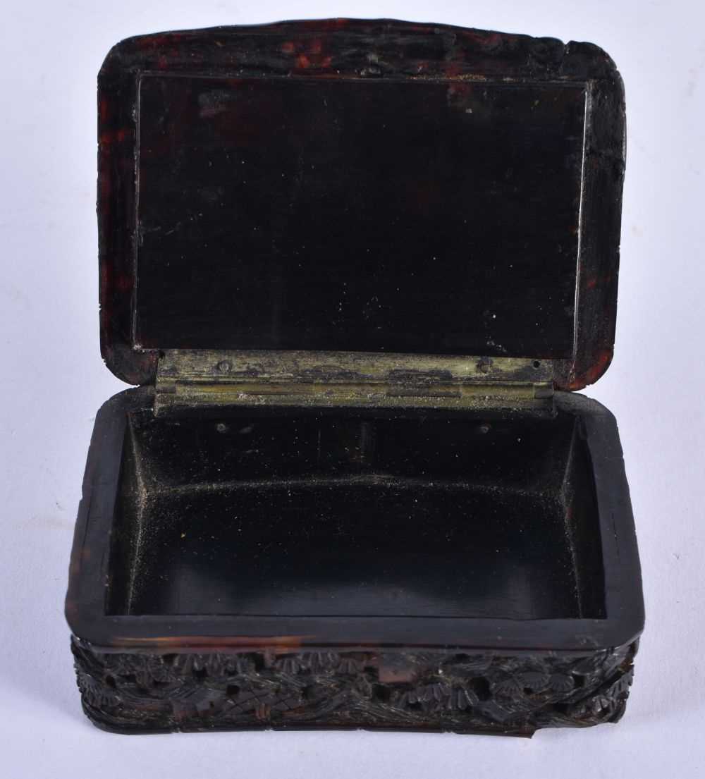 A RARE 19TH CENTURY CHINESE CARVED TORTOISESHELL SNUFF BOX AND COVER Qing. 8 cm x 5.5 cm. - Image 2 of 7