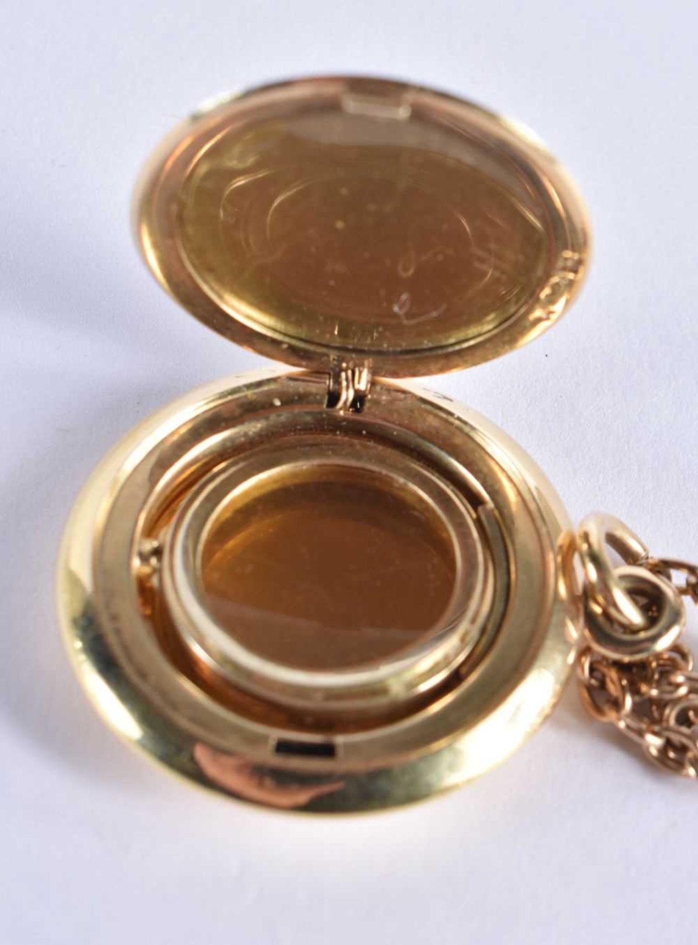 A 9 Carat Gold Locket (takes 4 pictures) on chain. Stamped 9K, 2.7cm diameter, total weight 11.4g. - Image 3 of 4