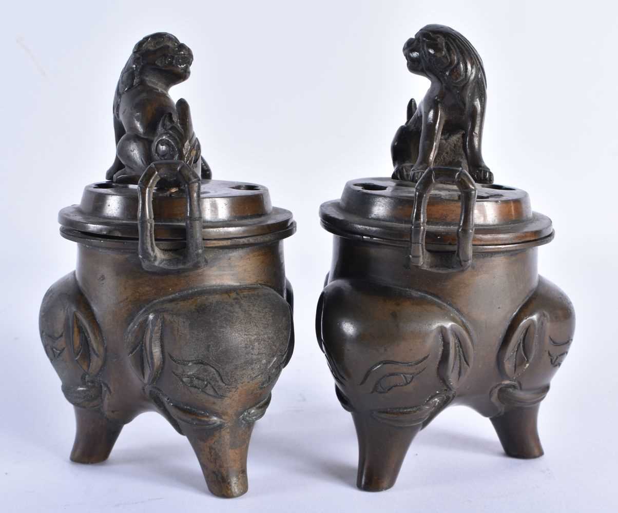 A PAIR OF LATE 19TH/20TH CENTURY JAPANESE MEIJI PERIOD BRONZE CENSERS AND COVERS formed with - Image 3 of 6
