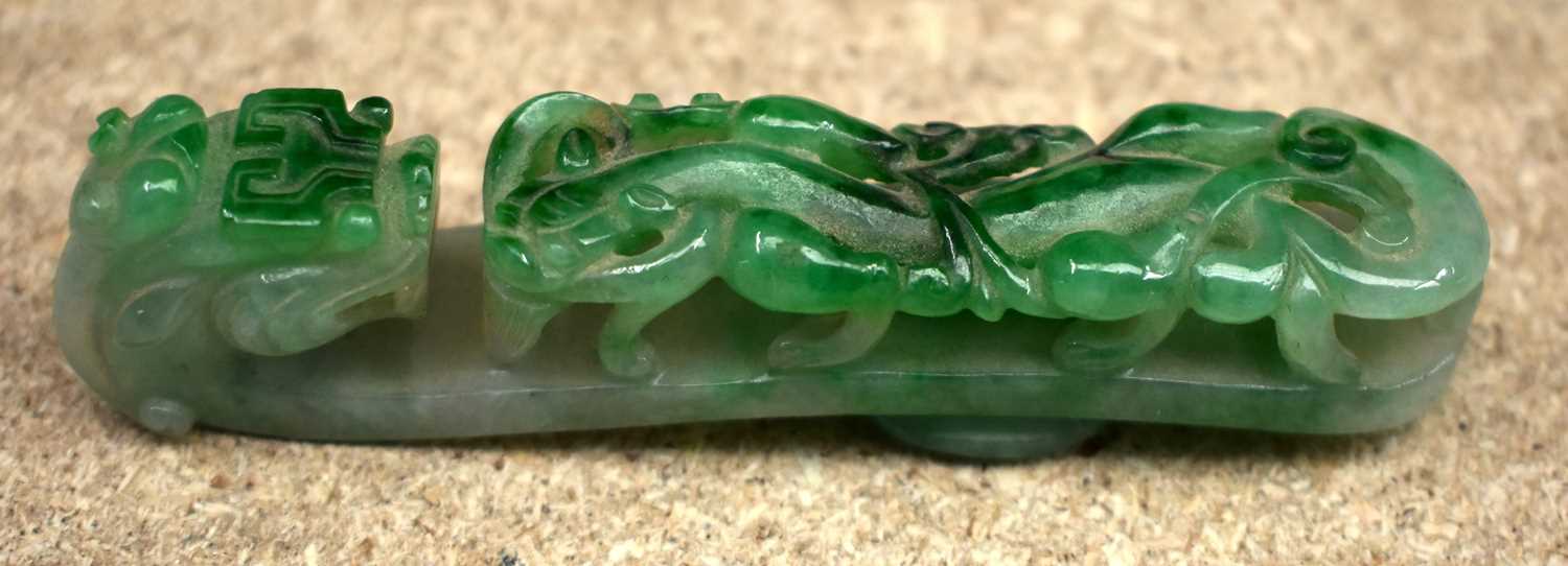 A FINE 19TH CENTURY CHINESE CARVED JADEITE BELT HOOK Qing. 10 cm long. - Image 17 of 28