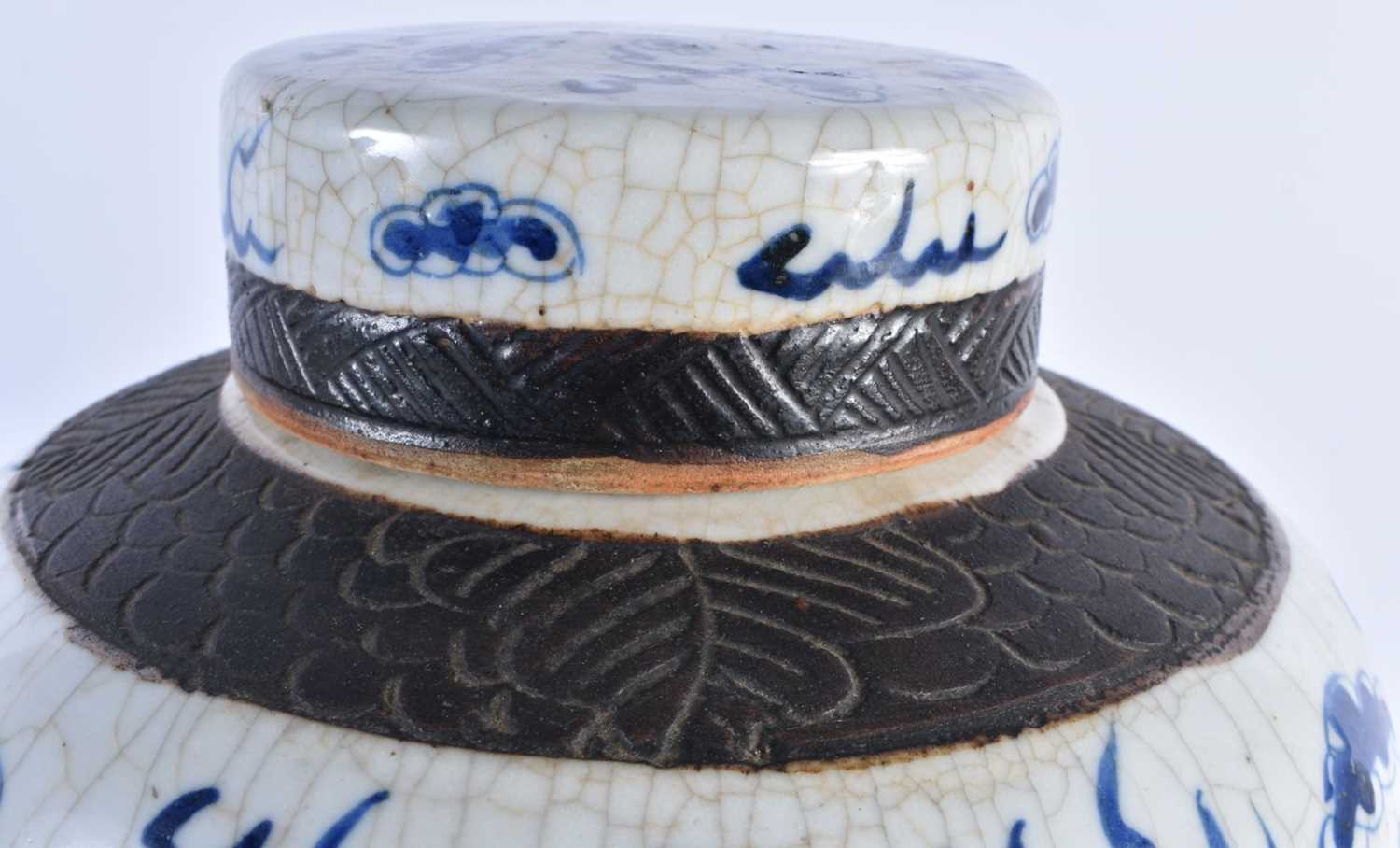 A LARGE 19TH CENTURY CHINESE BLUE AND WHITE CRACKLE GLAZED GINGER JAR AND COVER Qing. 33 cm x 20 - Image 5 of 7