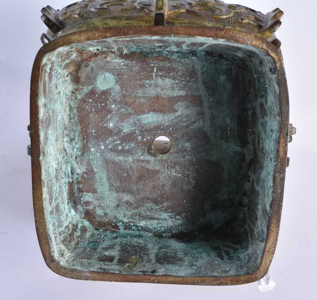 AN EARLY 20TH CENTURY CHINESE TWIN HANDLED BRONZE ARCHAIC VASE Late Qing/Republic, decorated with - Image 7 of 7