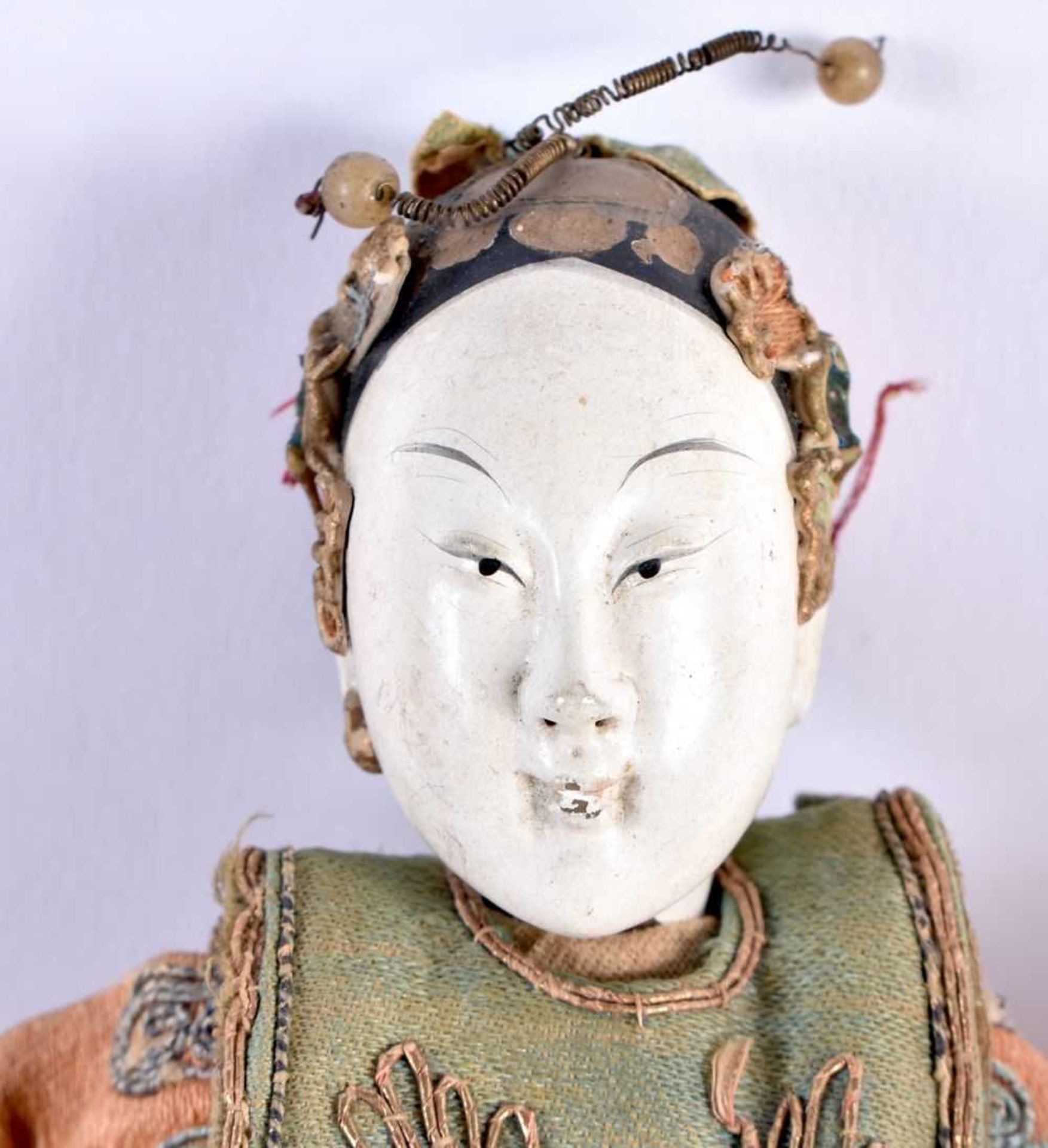 A 19TH CENTURY CHINESE SILK EMBROIDERED THEATRE DOLL Qing. 27 cm high. - Image 2 of 4