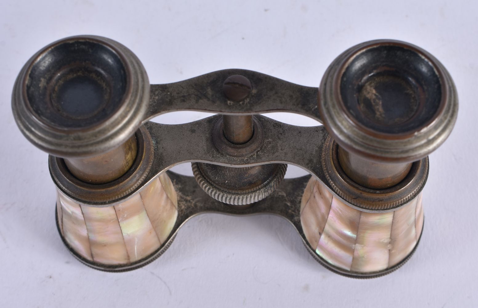 A PAIR OF MOTHER OF PEARL OPERA GLASSES. 9 cm x 6 cm. - Bild 3 aus 4