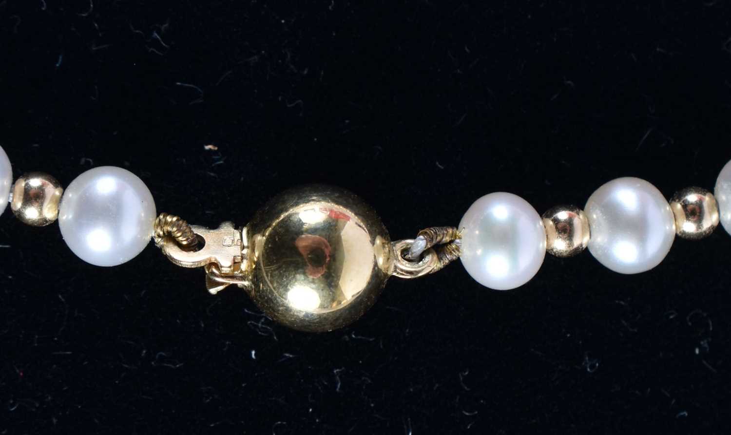 AN 18CT GOLD AND PEARL NECKLACE. 10.8 grams. 46 cm long. - Image 3 of 3