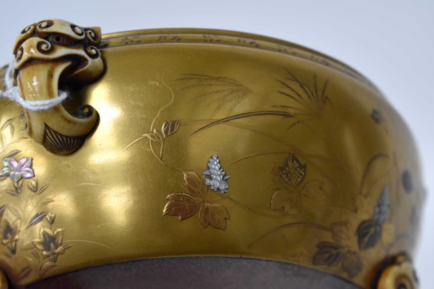 A 19TH CENTURY JAPANESE MEIJI PERIOD GOLD LACQUER SHIBAYAMA INLAID CIRCULAR CENSER decorated with - Image 10 of 25